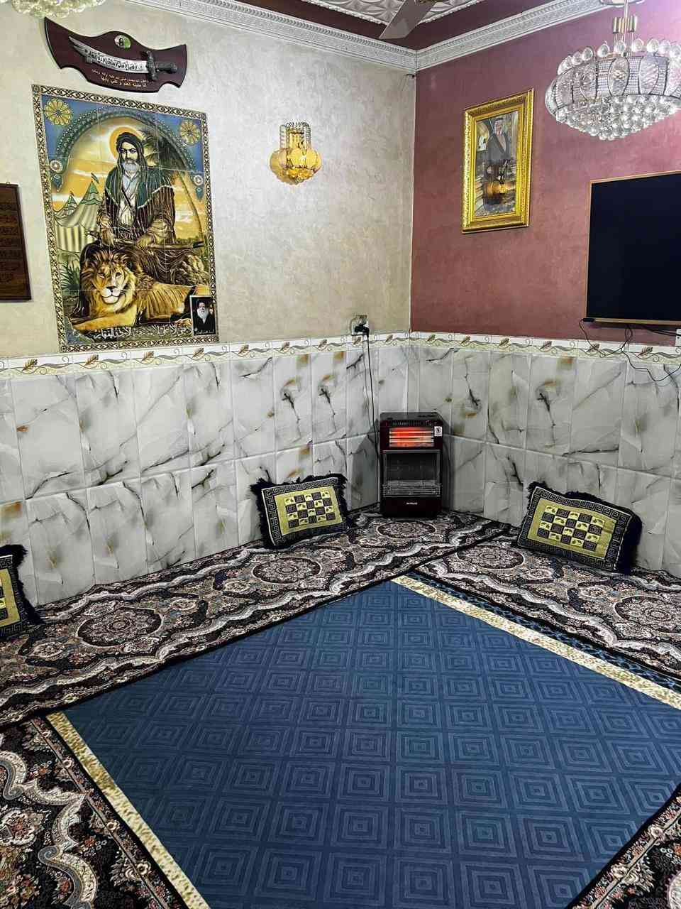 نصف قطعة مربعةعلى ساحة حديثة للبيع قطاع ٥١ قرب عريبة عالية عن الشارع متر مساحة ٧٢ واقع حال ٩٠ متر  
الطابق الاول غرفة نوم واستقبال وصالة كبيرة ومنور وحمام داخلي وخارجي 
الطابق الثاني غرفتين نوم وصالة معزولة وحمام للاستفسار ٦
***********
