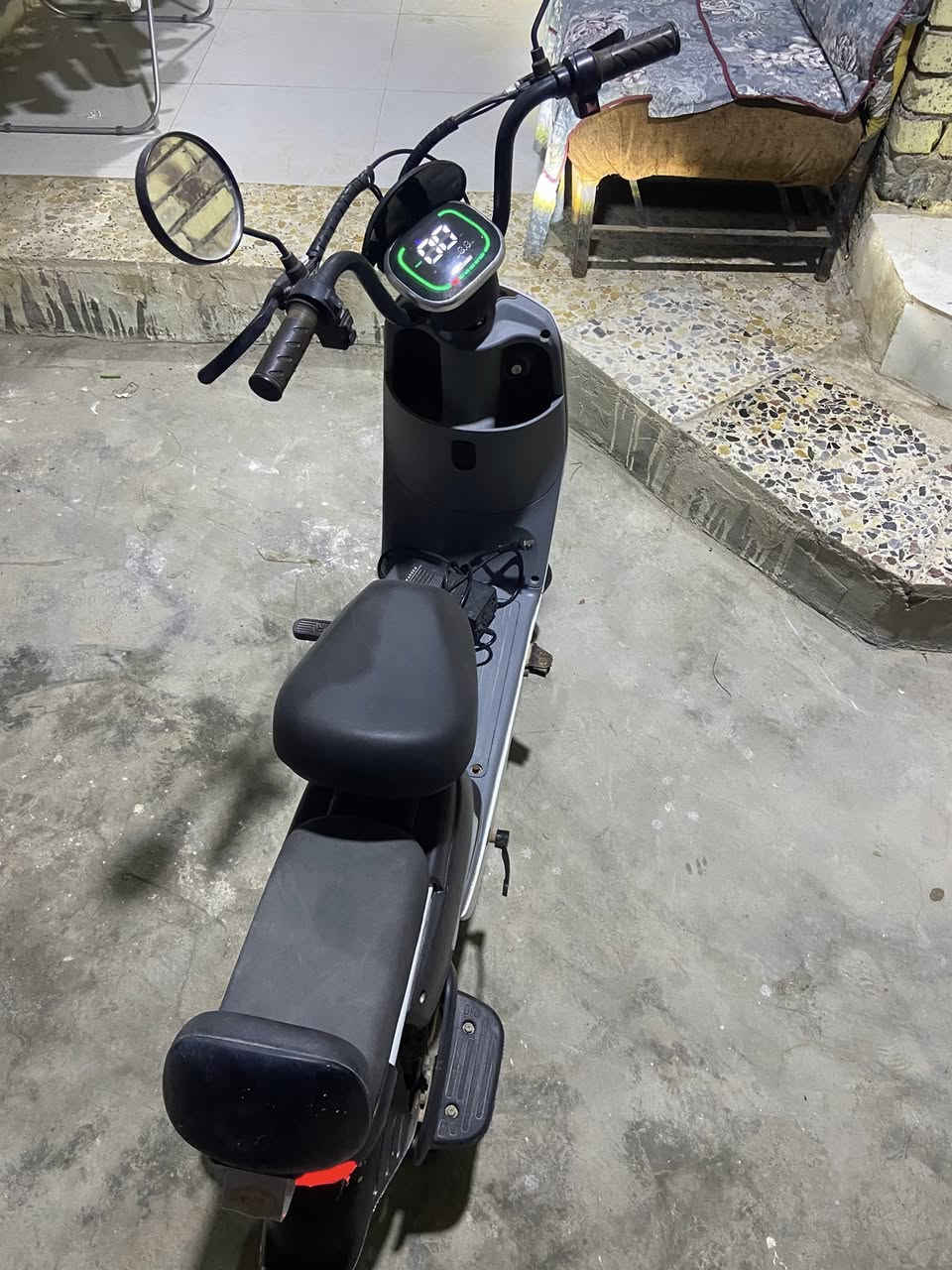 السلام عليكم دراجة كهربائية حجم صغير 4 بطاريات الكفات موجودة استخدام سنه واحدة فقط المداكر مصبوغة من وردي لاسود مقشر الصبغ شوي سرعة 35 مشكلة بسطية بتبديل السرع و الرجل بيها مكسورة بس موجودة موضح كلشي بالصور  موقع البصرة مطيحة مقابل جامع الاجبال السعر 230 وبيها مجال. ***********
