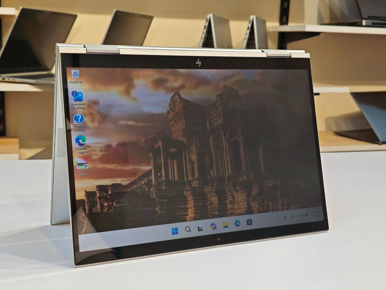 ## 💻🖤 HP EliteBook 1040 G9 x360

فخامة رجال الأعمال في جهاز واحد 👑✨

🔹 **CPU:** Intel Core i7-1255U Gen 12
🔹 **RAM:** 16GB DDR5
🔹 **SSD:** 512GB NVMe
🔹 **GPU:** Intel Iris Xe
🔹 **Display:** Touch Screen
🔹 **Design:** x360 (لابتوب + تابلت)

✅ شاشة لمس دقيقة وسلسة
✅ تصميم x360 عملي للاجتماعات والعروض
✅ هيكل معدني فاخر وخفيف الوزن
✅ بطارية ممتازة للاستخدام اليومي
✅ مناسب للشغل، الدراسة، البرمجة وصناعة المحتوى الخفيف

📍 المهندسين – 8أ ش الفرات، جامعة الدول العربية

📞 **01029277807**


**إذا كنت صاحب هذا الإعلان وتريد حذفه لأي سبب، رجاءا أرسل رسالة إلى الدعم الفني**