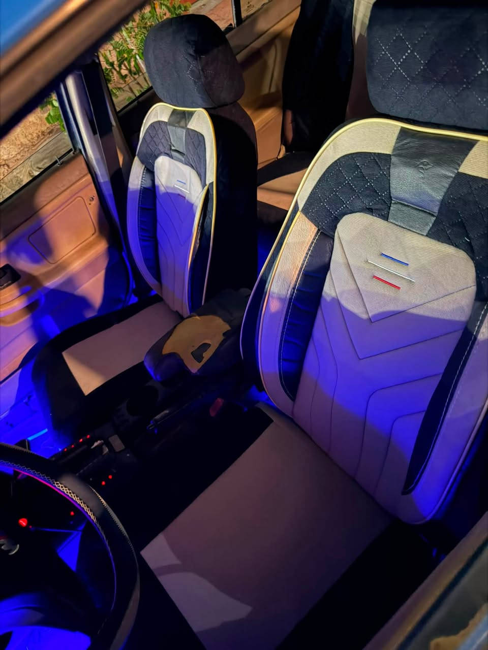 السلام عليكم bmw1992 e36 للبيع رقم بغداد انكليزي باسمي تحويل ثاني يوم🥇
السيارة بدون ضربة او كص
السكنات زوج كرستال مشتريهن جدد وما شادهن 
مشط ستيرن جديد حدادية خلفية جديدة
والحدادية الامامية جايبها وانطيهن وياها نقصهن بس دبلات
لايتات جدد ام العدسة وكلوبات زنون كلش قوي
مكينة وكير  جديدات ترايك وين متريد 🩵
السعر 45 وبيها مجال
مكاني بغداد البنوك 
***********
