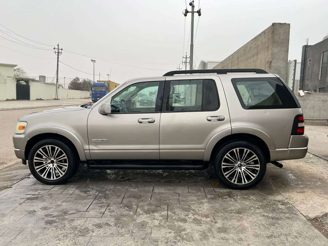 ford explorer 2008 
٤ پارجەی بۆیاخە بی دەعم بێ ژورێ
گیرو مەکینە و عه دادی بە شەرت 
٣ ریز کوشن و تەبرید مەرکەزیە  
هەموو شتی بەشەرتە 
2400000
دوو ملیۆن و جوارسەت هەزار خەرامەی لەسەرە 
شوين هه ولير 
***********
نرخي ٨٨ وه ره قه أربيل, العراق
