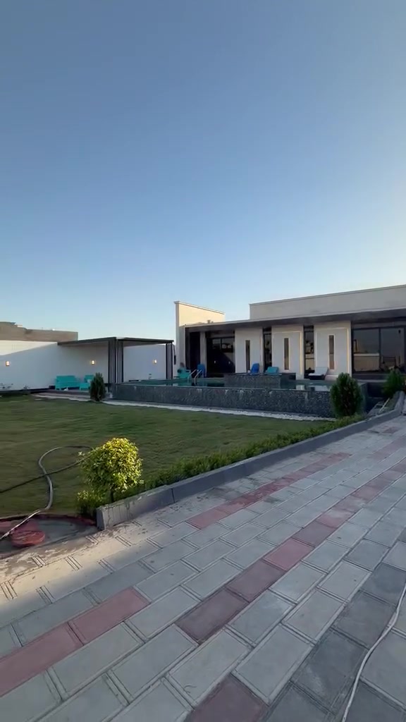 مزرعة للبيع المساحة نصف دونم 🏡🌴🍁
مجمع كامل خدمات ماء وكهرباء وتبليط شارع 20م 
العنوان بغداد المكاسب للأستفسار أكثر 📞 ***********
