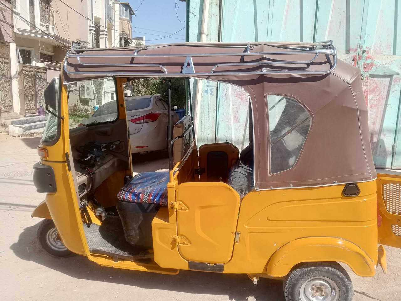 سلام عليكم تكتك للبيع 7500 علية غرامة 400 ما ينزل مصبوغة صبغ عام او مفتوح محركة ولغد مكفول بس بية ضربة بصيطة يم بكلايت مكاني كربلاء *********** انتصل علية علة رقم بس
