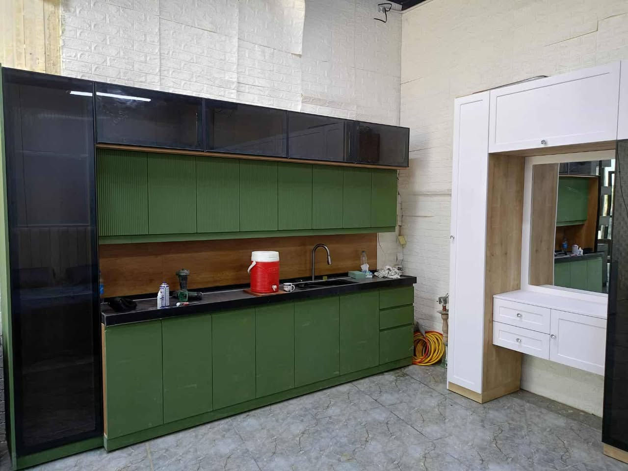 كاونتر داخل MDF وخارج HDF  مع انارة +كوارتز طبيعي لون اسود شغل تركي درجة اولى وليس سوقي مامستعمل فقط جان مشدود بالمعرض يعني للعرض سعرة مليون و200 وبي مجال قليل كاونتر كامل ماناقص شي للتواصل : *********** واتساب او اتصال
