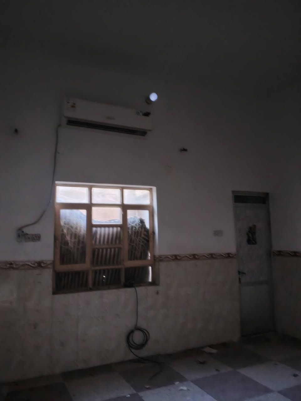 السلام عليكم يوجد بيت للبيع زراعي المكان الحسائيه قرب باب الزهراء المساحه 200 متر طابقين طابوك كونكريت طابق الاول يتكون من غرفتين سويت وصاله ومطبخ وصحيات داخليه وخارجيه وديوانيه طابق ثاني يتكون من غرفتين سويت وصاله ومطبخ وصحيات وديوانيه البيت فارغ جاهز للسكن السعر 90 وبيه مجال الاستفسار *********** امجد للعقار مستعدون لكافة العروض
