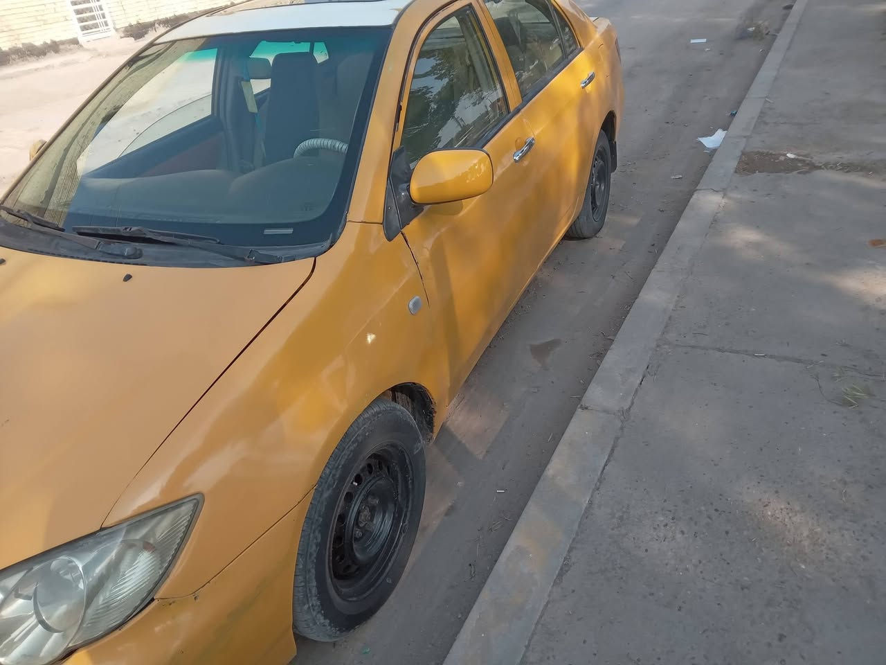 السلام عليكم  بي واي دي f3 موديل 2011 رقم بغداد انكليزي سنويه لل 28 باسمي تحويل ثاني يوم  السعر 42 وبيها مجال  مكاني بغداد  للاتصال ***********
