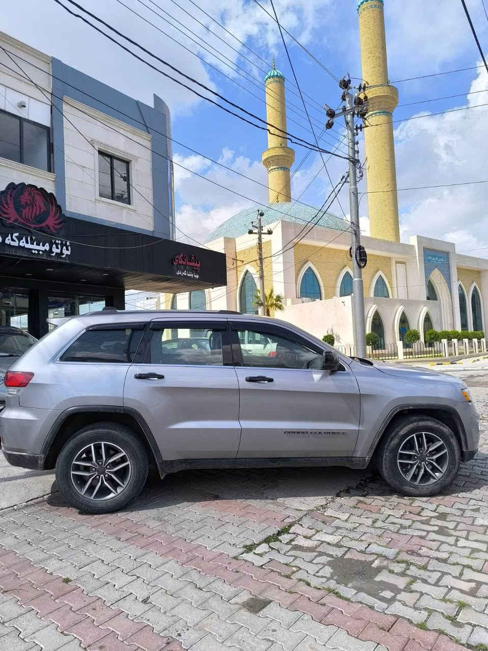 Jeep grand Cherokee 2021
٤ پارچە سبوغ(بۆنیت ، سەندووق ، ٢ دەرکەی سەکن) 
٢ دەرکەی لای سایق بیلاد گۆڕاوە
بێ ناوگرتن ، ئێرباگ دەژبول سیستەم 
شەش پستۆن 
 مەکینەی کەپس 
سەنەوی نوێیە 
١٢٨ هەزار کم چووە 
نرخ/ ٢١٠٠٠مجال
*********** واتسب أربيل, العراق

