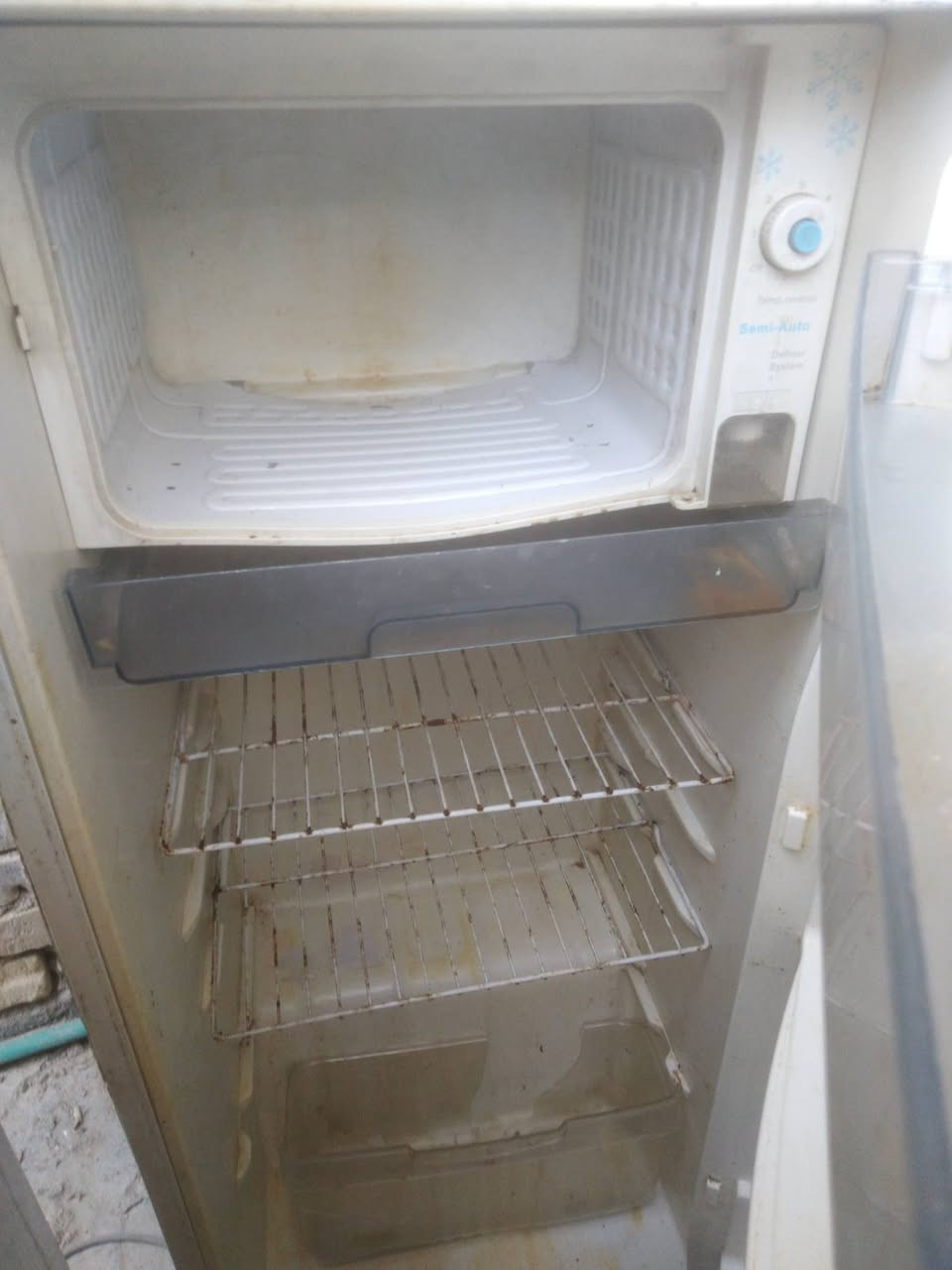 ثلاجه للبيع شغاله وعلفحص ١٢ قدم شغاله وعلفحص للتواصل واتساب *********** وبسعر مناسب ٥٠ الف
