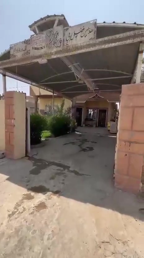 السلام عليكم دار للبيع بيت مع مشتمل المساحه الكليه 800 متر البيت ٣غرف نوم ثنين جوه وحده طابق ثاني +مطبخ حار بارد +صاله 4+7 
+استقبال / مشتمل غرفه +مطبخ +صحيات+شتايكر فلين ابو ال 5
(((المشتمل غرفه ومطبخ وصحيات معزول))))

العنوان(((( صلاح الدين تكريت مقابل اقسام الداخليه مال الجامعه الي يم سيطره الأقواس))) زراعي بس المعامله مال الطابو ماشيه وعندي وصل
 *********** بس اتصال واتساب ما ابي
