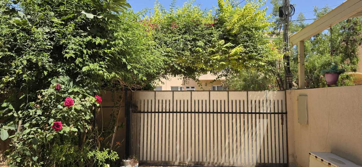 🏡 دار للبيع في مجمع الكوثر السكني

🔹 المساحة: 150 متر مربع
🔹 طابقين
🔹 الطابق العلوي: غرفة نوم
🔹 الطابق السفلي: غرفة نوم + استقبال + مطبخ

✅ البيت حر وغير مطلوب
✅ باسم شخص واحد
✅ موقع هادئ ونظيف جداً

📞 للاستفسار:
***********
