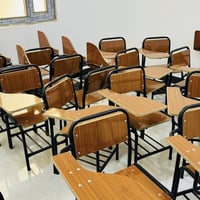 ستولات دراسية • نظيفة ١٠٠٪ • العدد ٢٠