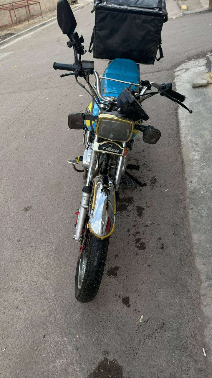 سونك 4 كير للبيع بيها نقص دشبول + +يده مال بريك 
سبب البيع اريد اشتري بوكسر الدراجة حلوه مال شغل 
رايدها ب450 
***********
متواجد واتساب ورصيد فقط
