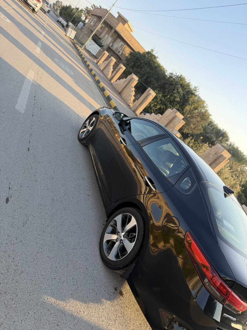 سلام عليكم  ✨🤍
كيا اوبتما 2016  جيتي لاين
فول مواصفات 1/1خليجي بيه جاملغ امامي صبغ❤️‍🔥
ماشيه 10100الف حقيقي
مكينة 2400
_____________
المواصفات...  
تبريد قطعتين منفصل
بانوراما 3حركات 
الستيرن شكل رياضي sport 
3 انظمة سبورت للقيادة
 تدفئة ستيرن هيتر 
شفتات ستيرن
للتحكم ستيرن 4جهات
4 كامرات مع GPS
جلد قرميدي اصلي تطريز
كشنات كهرباء السابق والصدر
تخزين 2 وضعية ميموري كشن 
تدفئة وتبريد كشنات امامي
تدفئة كشنات خلفي 
حساس أمامي خلفي
كشنات جلد لون ماروني
ارضية جلد اون ماروني من المنشأ
زراك لايت
لد امام خلفي ليزر
لايت زينون ناصي و عالي متحرك مع حركة الستيرن واظهار النقطة العمياء
الرادار جاني تنبيه عند اقتراب سيارة من الخلف والجوانب 
ايرباك عدد 8
3انظمة قيادة ايكو سبورت اعتيادي 
في نظام ABS بريك
مانع انزلاق 
نظام AUTO HOLD نزول منحدرات
بصمات عدد 3 مع الصندوق
الصندوق نظام ذكي فتح الجنطة عند الاقتراب من السيارة 
شاشة 8انج لمس notification 
بوصلة تحديد القبلة والخرائط وتحديد الموقع والملاحة
السماعات عدد 10
لابلوتوث مع حساس الصوت اذا كان مرتفع عند الكلام ينخفض لنظام الصوت سستم harman/kardon مع سبوفر مضخم صوت عدد 2 
هاند بريك بصمة كهرباء
بردات خلفية اصلي  
نظام شحن الهاتف لاسلكي 
ضوء ابيض داخلي
مري كهرباء شفط قلابة مع ضوء إشارة
الماسحات حساس تعمل عند الأمطار 
رقم بغداد الجديد بإسمي تحويل مباشر
للاستفسار الاتصال ع الرقم *********** او ***********
