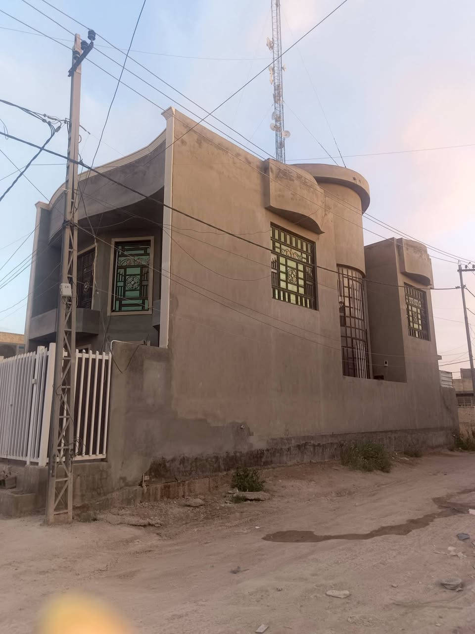 اللي يريد دار أو قطعه ارض 👇👇👇

سلام عليكم بسم الله الرحمن الرحيم دار ركن للبيع طابو صرف مساحه 160 متر واجهه 8 متر نزال 20 يحتوي على مطبخ + استقبال + غرفه نوم + حمام و منور و ترك طابق ثاني 4 غرف نوم + بيتونه و سطحين و توجد قطعه ارض مساحه 140 بجوار الدار الموقع ابو غريب حي الصديق مدخل مكتب الشاكرين . 
للتواصل  
*********** ، اثير  
‏‪***********‬‏ ،كورك
