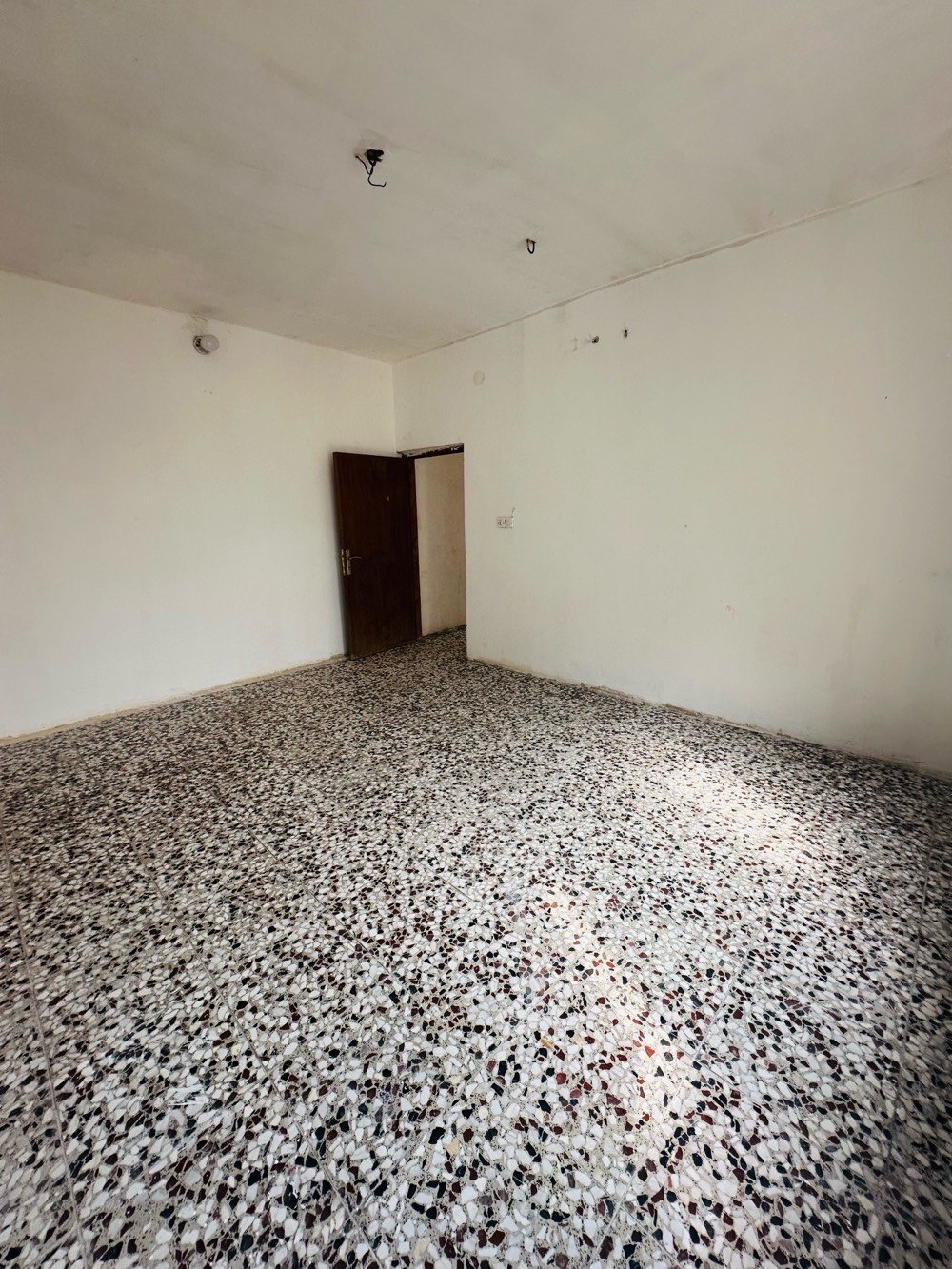 الدورة ابو دشير 
شقة للإيجار غرفة و استقبال و مطبخ على هول و صحيات 
يوجد فيها كهرباء و سحب مولد و ماء اسالة موجود و ماء تانكي موجود و سخان موجود الشقة جاهزة 