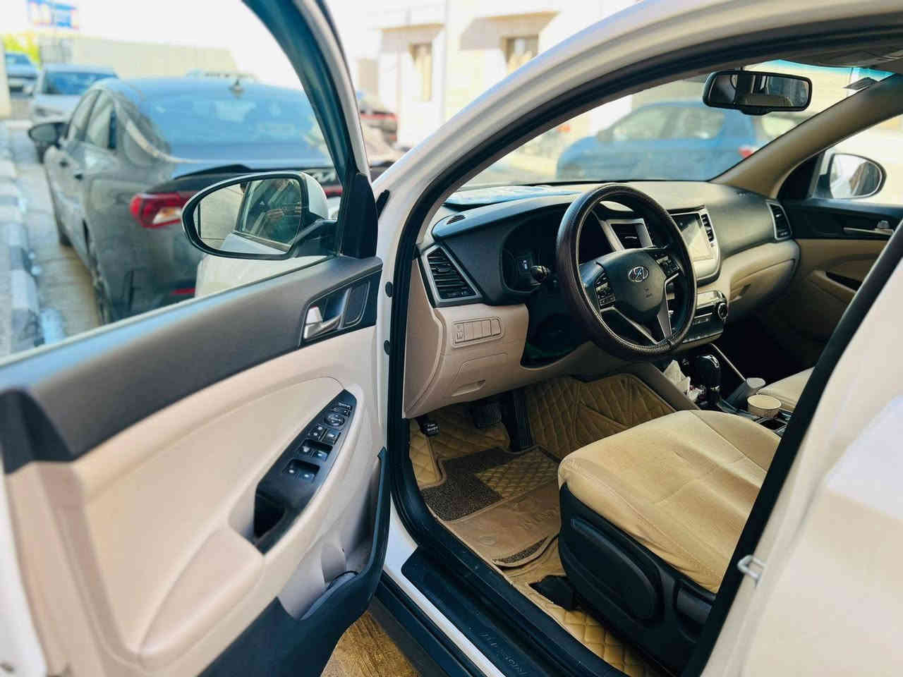 السلام عليكم للبيع توكسان ٢٠١٨ خليجي استلام شركة القلم سيارة نضيفة جدا تخم تاير جديد كير مكينة على وضع الشركة بيه رصعات خفيفة السعر ١٧٨ العوان بغداد الزعفرانية الرقم ***********
