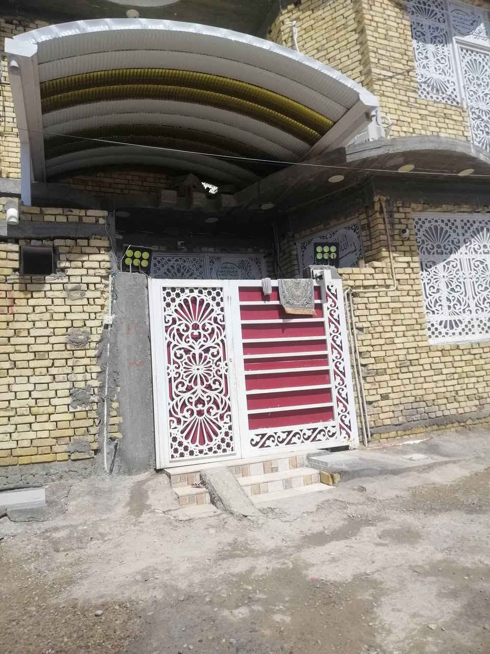 السلام عليكم بيت مساحة 100طابقين للبيع او ايجار مكان شارع أبو لبنان ستفسار ***********
