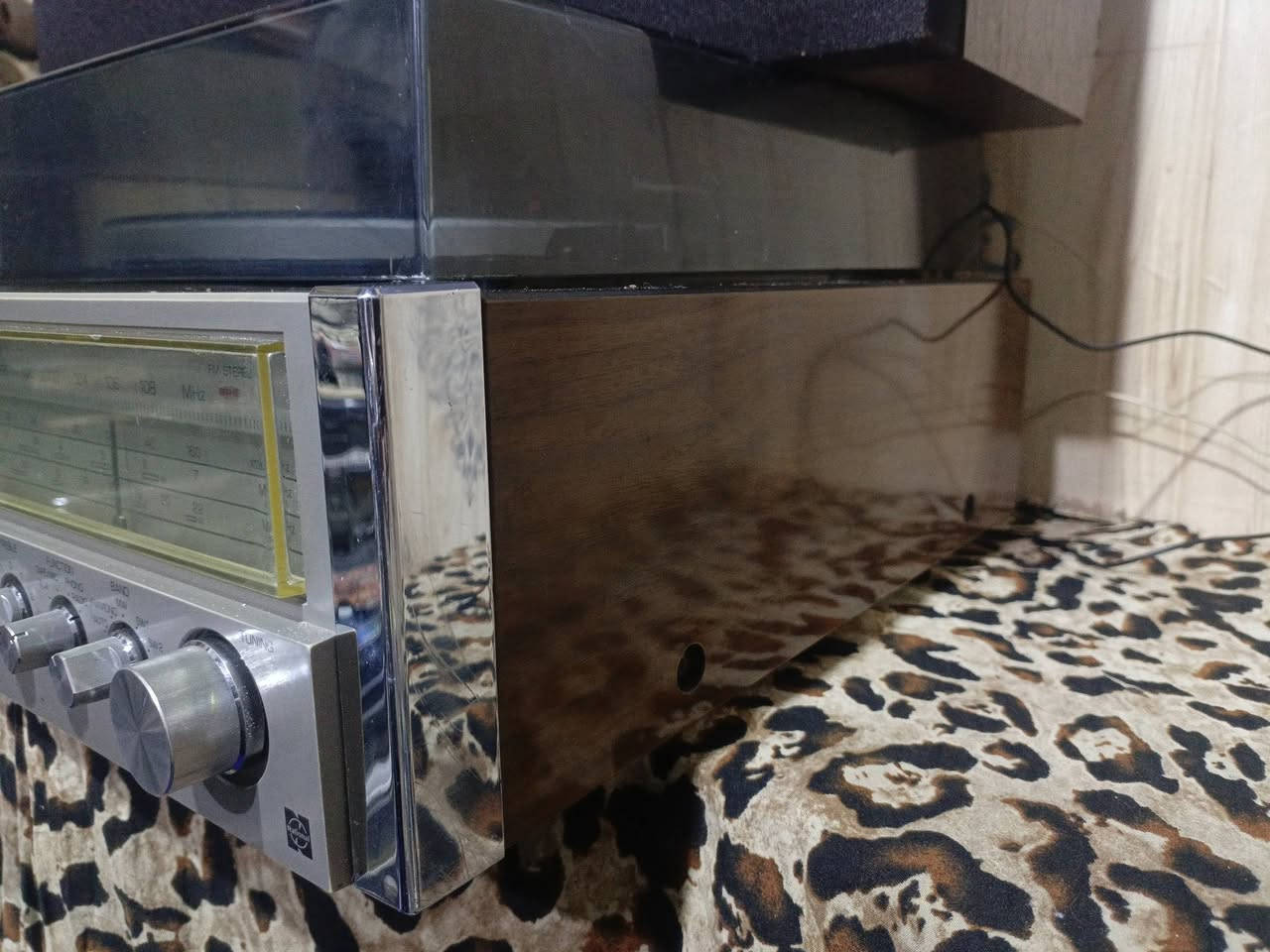 للبيع 
مسجل راديو+كرام فون اسطوانه 
ناشيونال بانسونك ياباني،، المنشأ سنه الصنع 1978,،استيراد مؤسسه نهايه السبعينات جداً نظيف،، شغال وبحاله ممتازه جدا،، خالي من التصليح نهائيا بلاد وضع شركه،،
للاستفسار(***********) يوجد توصيل((السعر مراسله الصفحه))
