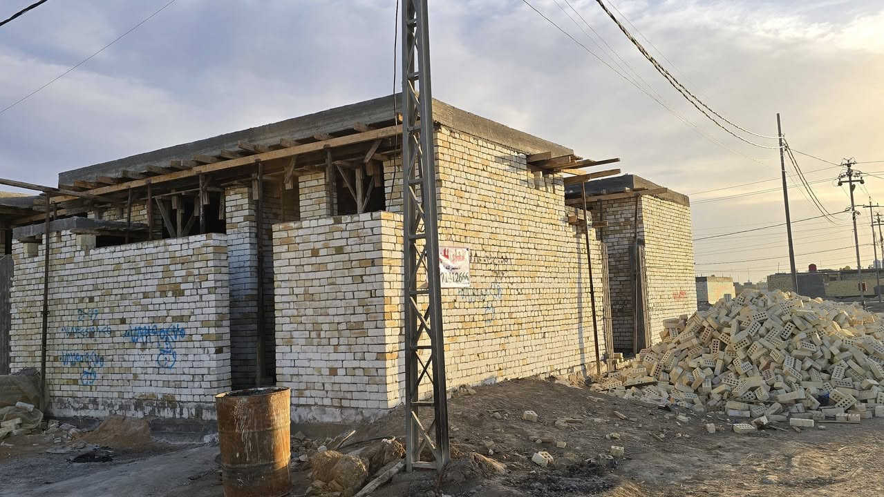 سلام عليكم هيكل للبيع مساحه ١٠٠ متر واجهه ٧.٥ونزال ١٣.٣٤ ركن علا شارعين بنيان درجه اولى  العنوان شارع الحولي مجمع الزهراء السكني ثالث شارع  موقع مميز الاستفسار ***********
