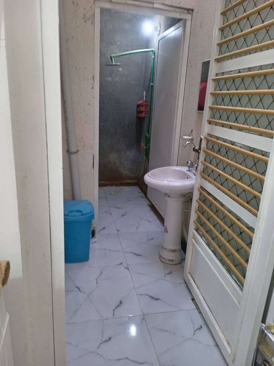 السلام عليكم بيت للبيع طابو 100خلفي بل فداء شارع ابو لبنان خلف شارع 60 بناء يحتوي على غرفة مطبخ صاله دونيه صحيات صطح شتايكر ستاره بيت كامل مرتب سعر 68بي مجال للستفسار رقم ***********
