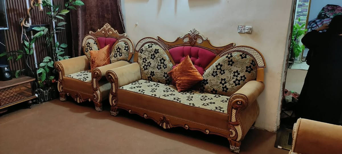 تخم ملكي كلش نضيف 10مقاعد 500اليريد يستفسر ع رقم ***********
