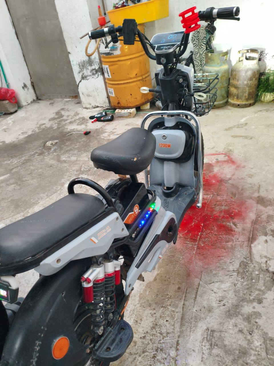 بايسكل شحن موديل ٢٠٢٥ البطاريات بحالة جيدة الجامرلغ الامامي موجود السعر ٣٠٠ وبي مجال قليل او مراوس بدراجة شعندك مراوس نزل ***********
