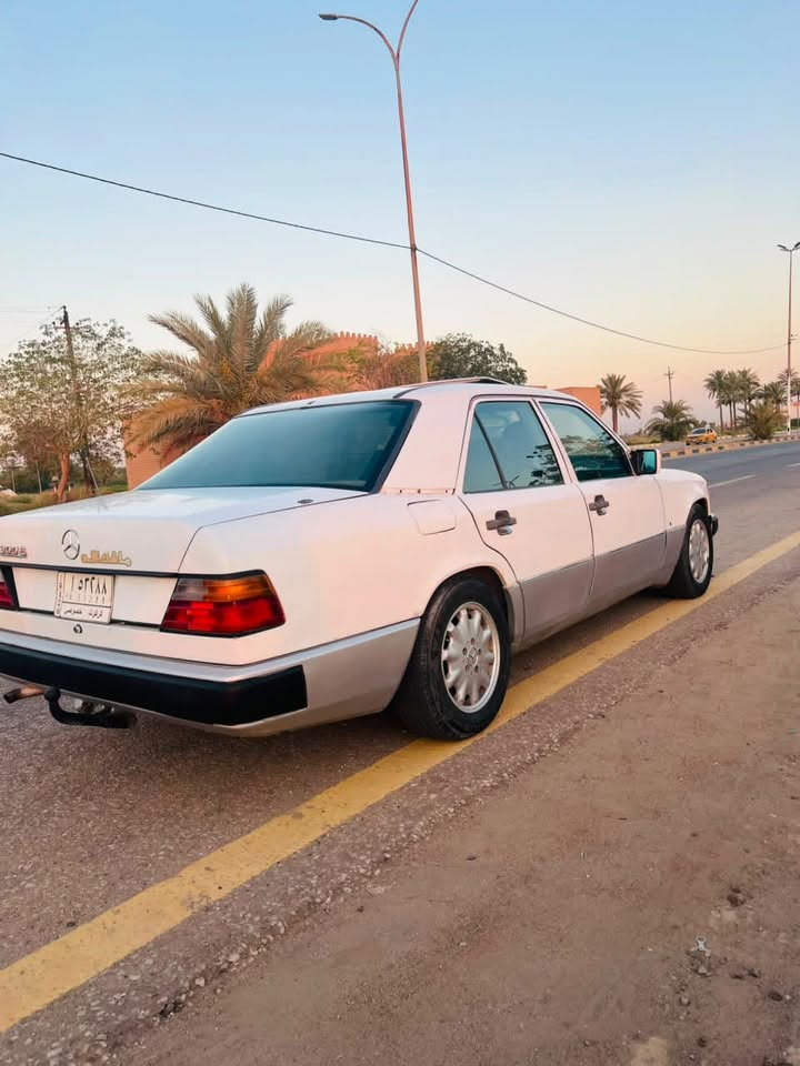 سلام عليكم 
للبيع مرسيدس دب 300 محور 2500
سيارة مكفول كير مكينة تبريد شغال كهربائيات كلها شغالة 
باتري جديد تخم تاير رقم كركوك مشروع وطني (شرط التحويل ) سعر ٥٥ وبية مجال مكان سيارة بابل ( 📞     واتساب او اتصال ***********
