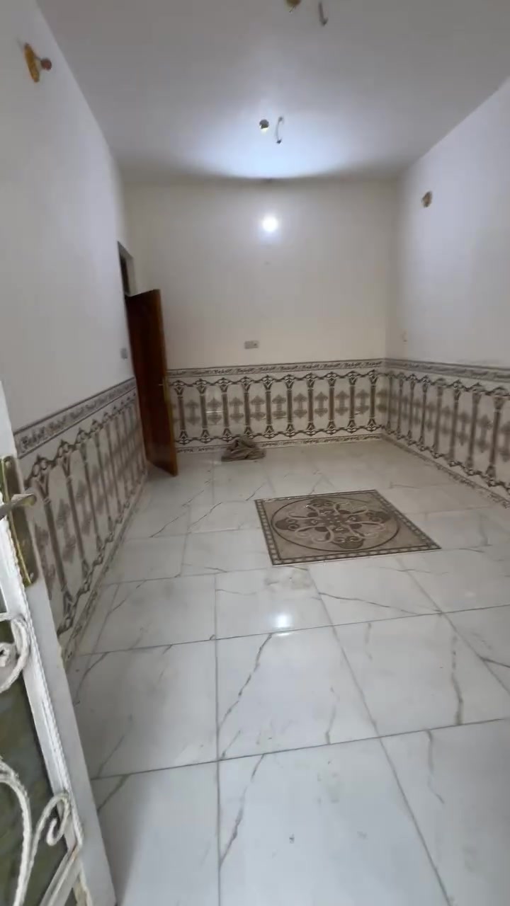 سلام عليكم اخوان بيت للاجار مساحة ١٠٠ متر بحي النداء قريب للملعب غرفه وصالة ومطبخ واستقبال  وتخاريج وبيتونه جبيره جاهز نضيف جديد كامل بسمي ***********
