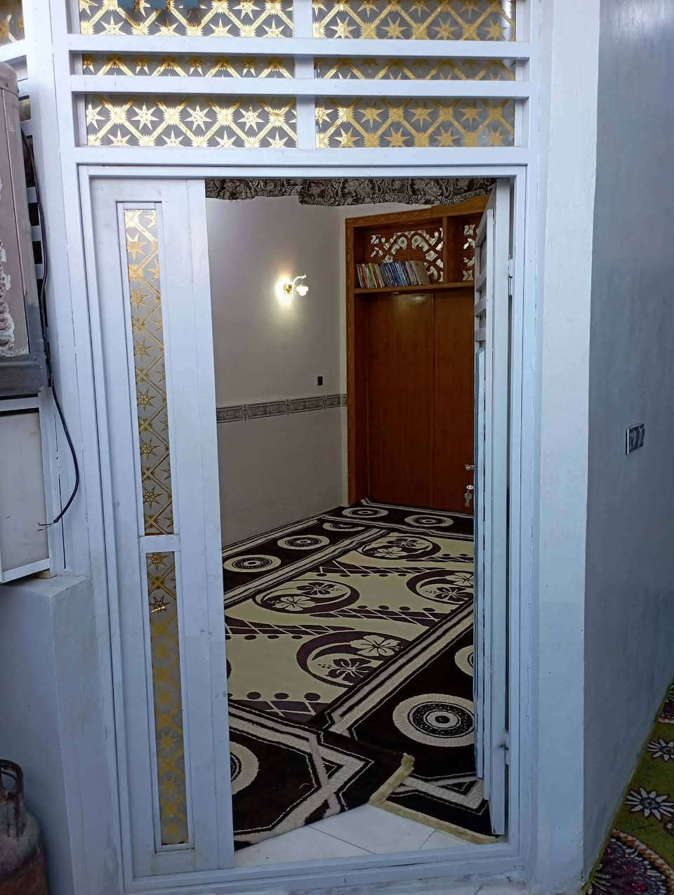 بيت للبيع مساحه ١٠٠م طابقين بناء جناي الطابق الاول غرفه وصاله واستقبال طابق ثاني غرفتين مع صاله حي نداء قرب جامع الاحسان استفسار رقم صاحب البيت ***********
