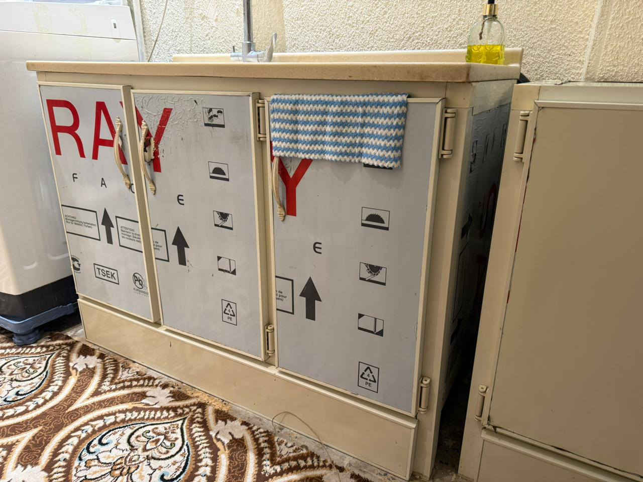 كاونتر ويه السنك مالته سيت مرتب وبيهن ميزه اكو قطعه جوه تنرفع حته تنضف الارضيه
طول السنك ١٢٠ عرضه ٥٦ 
طول كاونتر ١٦٠ عرضه ٥٠ ارتفاعه ٨٥
مكانهن شارع فلسطين ***********
