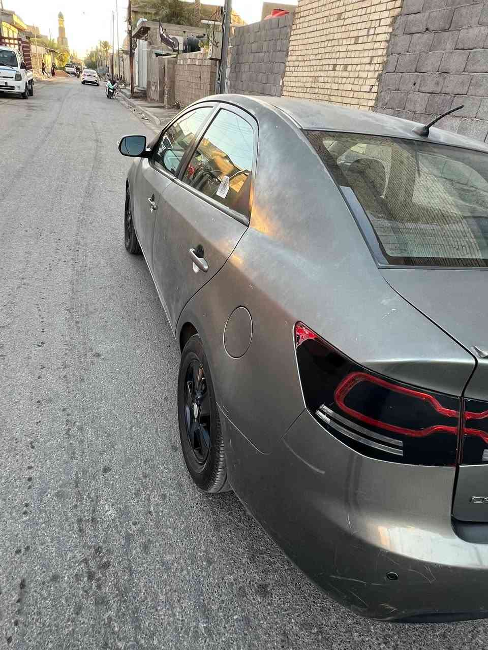 كيا سيراتو 2013  بيها حزام بدون لغد وشاصي  
محرك 1600 بيها خيط بخار بس من تحمه 
تبريد  شغال 
تخم تاير  قماره بيها جراد 
سياره جاهزه 
رقم بغداد بسمي  مكاني بغداد بوب الشام 
السعر 75 وبيها مجال 
***********
