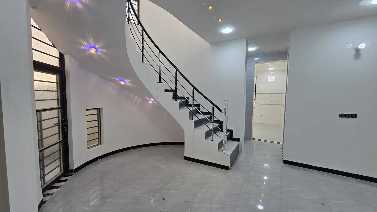 بيت زراعي للبيع مساحه  200متر مرقم كوت حي الحكيم شارع حي الوئلي تفاصيل البيت بناء طابوك يحتوي ع غرفتين وصاله وستقبال ومطبخ وكراج وحديقه السعر 85 وبي مجال الستفسار دلالية السعيدي  عنوان المكتب قرب حسينيه بيت خليفه التصال  *********** وتساب او ***********
