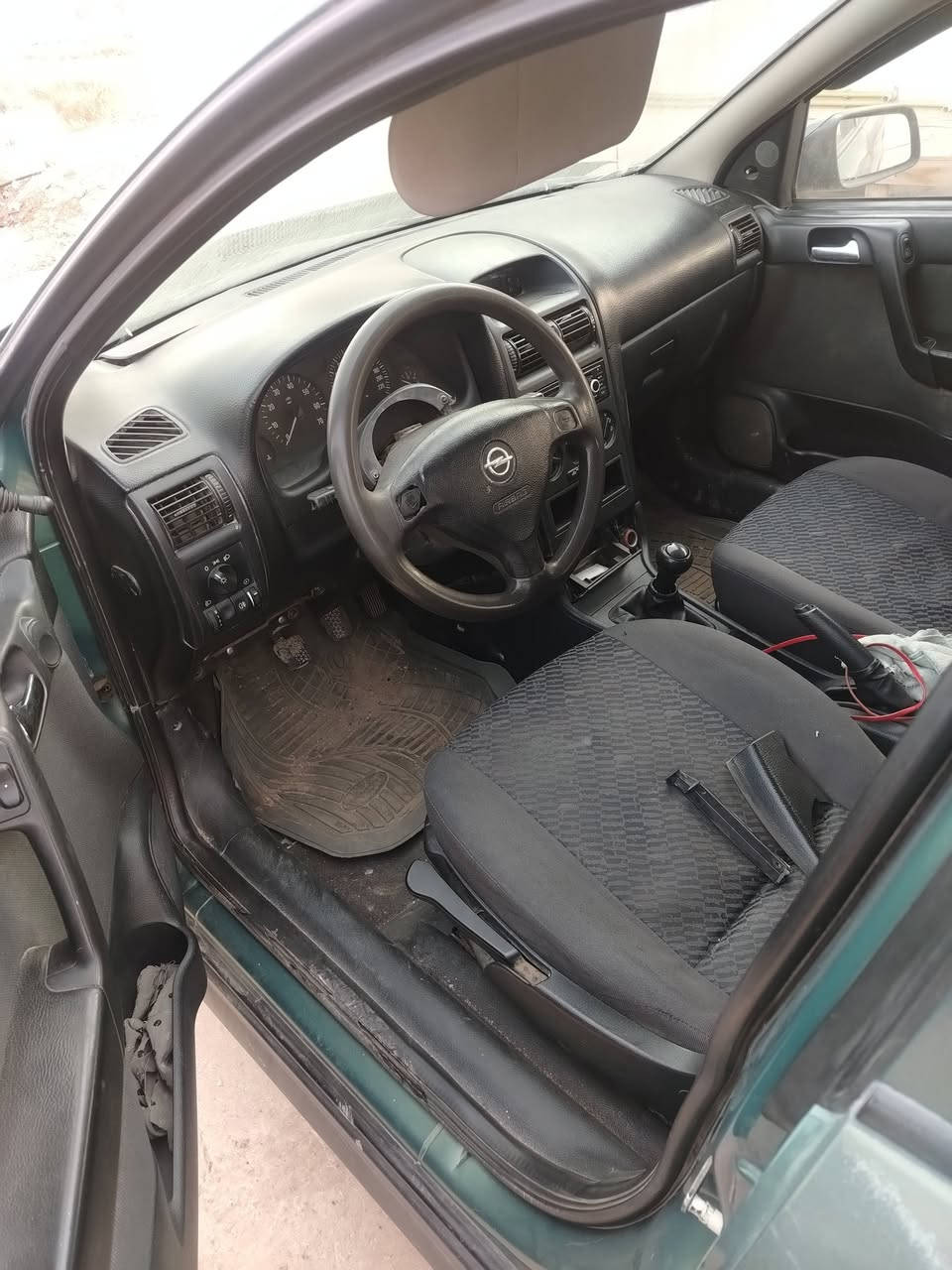 السلام عليكم اوبل للبيع ٢٠٠١ تعرضت لحادث ابيعه على وضعه ***********
