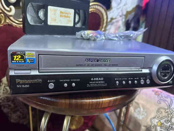 السلام عليكم فديوكاسيت بني سونك مولتي سستم جميع الانضمه يشغل شغال نظيف عرض وتسجيل عل فحص سعره ب50الف/ الهاتف ***********
