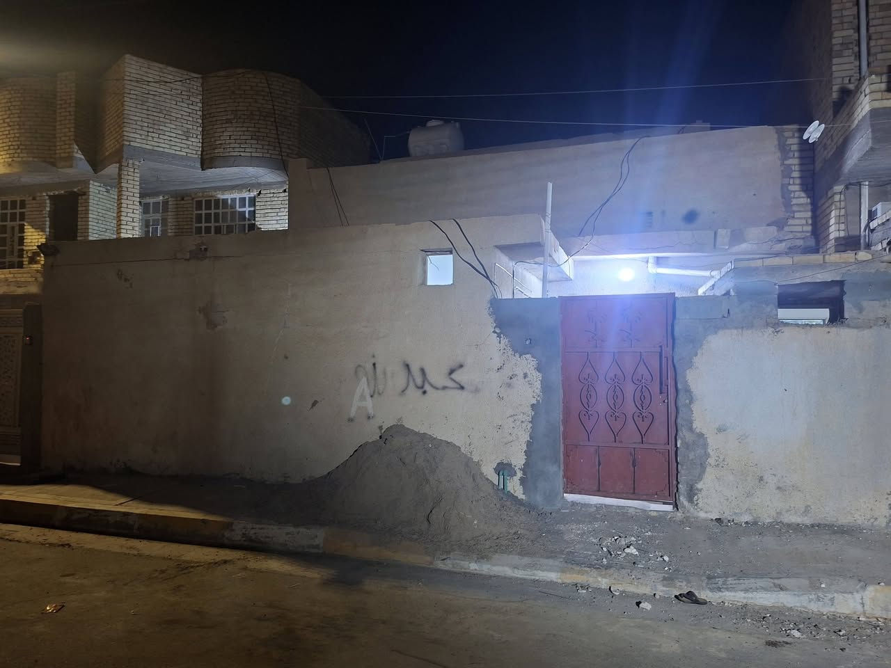 السلام عليكم دار للايجار
حي الشرطه مقابل اعداديه الرصافه 
مقابل حديقه 
غرفتين +مطبر خارجي + صاله وحمام مرافق خارجيه 
غرفه طابق ثاني 
للتواصل على الخاص 
او على الرقم *********** وات ساب 
مطلوب عائله اربع او خمس نفرات
