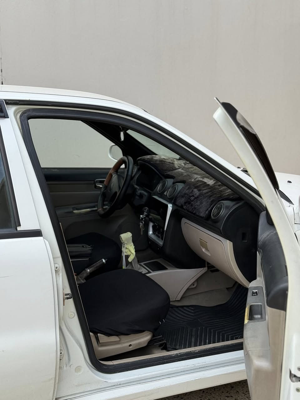 CK2013
كصه قديمه 
سياره كاعده ومرتبه كامله من كل النواحي سياره مال بيت 
محرك/كير/ تدفئه /تبريد  كلو شرط شغال 
باتري جديد 
السياره ماشيه 126
السياره بيها جاملغ مبدل والباب الي وره السايق والداير بيها فقط 
للتواصل واتساب ***********
السعر 53
