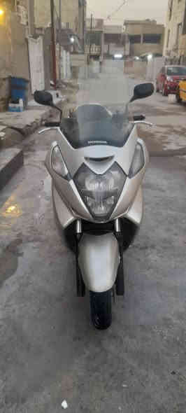 السلام عليكم من رخصه صاحب الكروب 
دراجه سلفر ونج شكل بقلاوه دراجه نضيفه شوفت عينك 
مكينه ناعمه
كلجات يخبلن 
ماكو حماوه
ادامه كامله قبل سبوع 
ترايك اللبصره دراجه كلش حلوه وناعمه 
السعر (مليونين وربع )بيها مجال حك الجيه
تجي وبيك خير وتدلل رقم الهاتف(*********** عنوان بغداد تقاطع درويش
