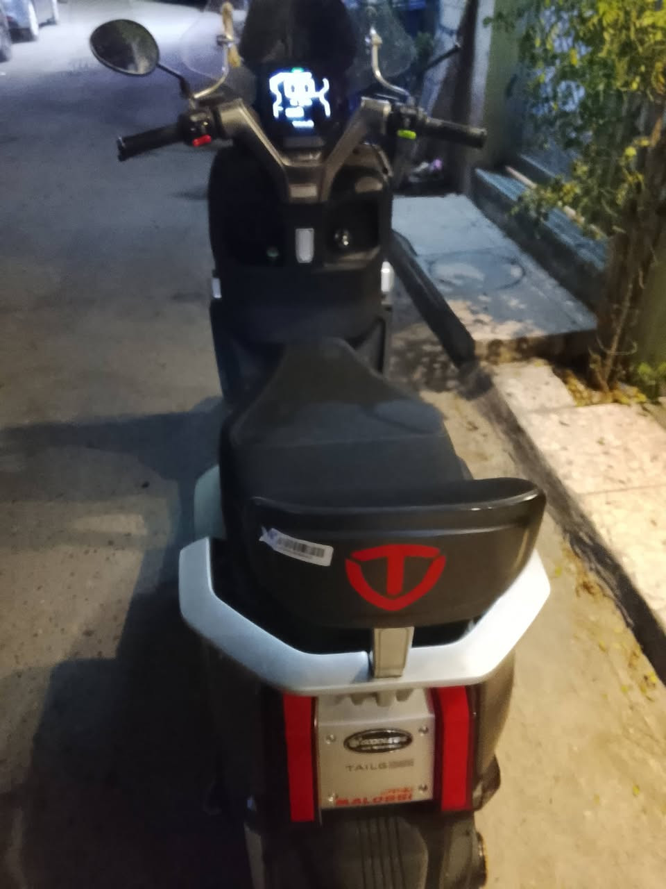 السلام دراجه الصاعقه شحن فول مواصفات جديده مستخدمه شي بسيط للبيع سته بطاريات ليثيوم السعر  استفسار ***********
