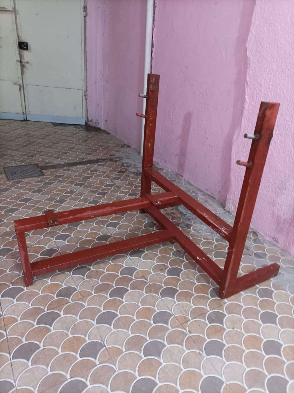 ستاند بنج برس حديد قوي جداً للبيع
التفاصيل:

‎للبيع مسند (ستاند) تمارين بنج برس شغل حدادة درجة أولى وثقيل جداً (مو مثل الجاهز الخفيف).

• الحالة: مستعمل ونظيف حديد قوي يتحمل أوزان ثقيلة.

• المميزات: يحتوي على مستويين للتحكم بارتفاع البار وقاعدة ثابتة تمنع الاهتزاز أثناء التمرين.

• الاستخدام: مثالي للجيم المنزلي (Home Gym) لتمارين الصدر والأكتاف.

السعر: [60ألف] (وقابل للتفاوض البسيط)
الموقع: [بابل-الحله]
للتواصل: [*********** أو اطلب مراسلة الخاص]
