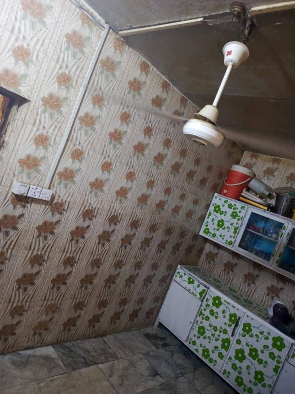 بيت لگطه للبيع مساحه 200 م غرفتين صاله استقبال مطبخ حمام داخلي وخارجي العنوان الشهداء قرب مدرسه غزوه حنين السعر 155 لتواصل  ***********

