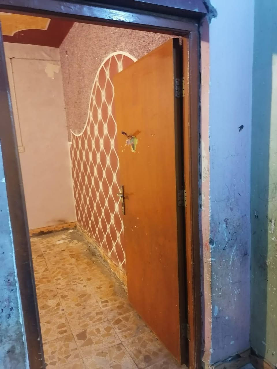 للبيع
بيت ١٠٠م امامي ركن وجهين

بناء نظيف عكاده

سعر ١١٥ قفل

يقع خلف السريع
سادس بيت عن شارع الرئيسي

قرب مجمع دبي

يحتوي على غرفه وصاله ومطبخ وصحيات داخليه وخارجيه واستقبال

موبايل للاستفسار ***********
***********
