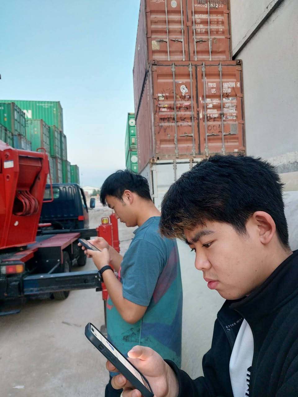 توجد حاويات لبيع البصره  لون خظراء طول 12متر التصال ***********
