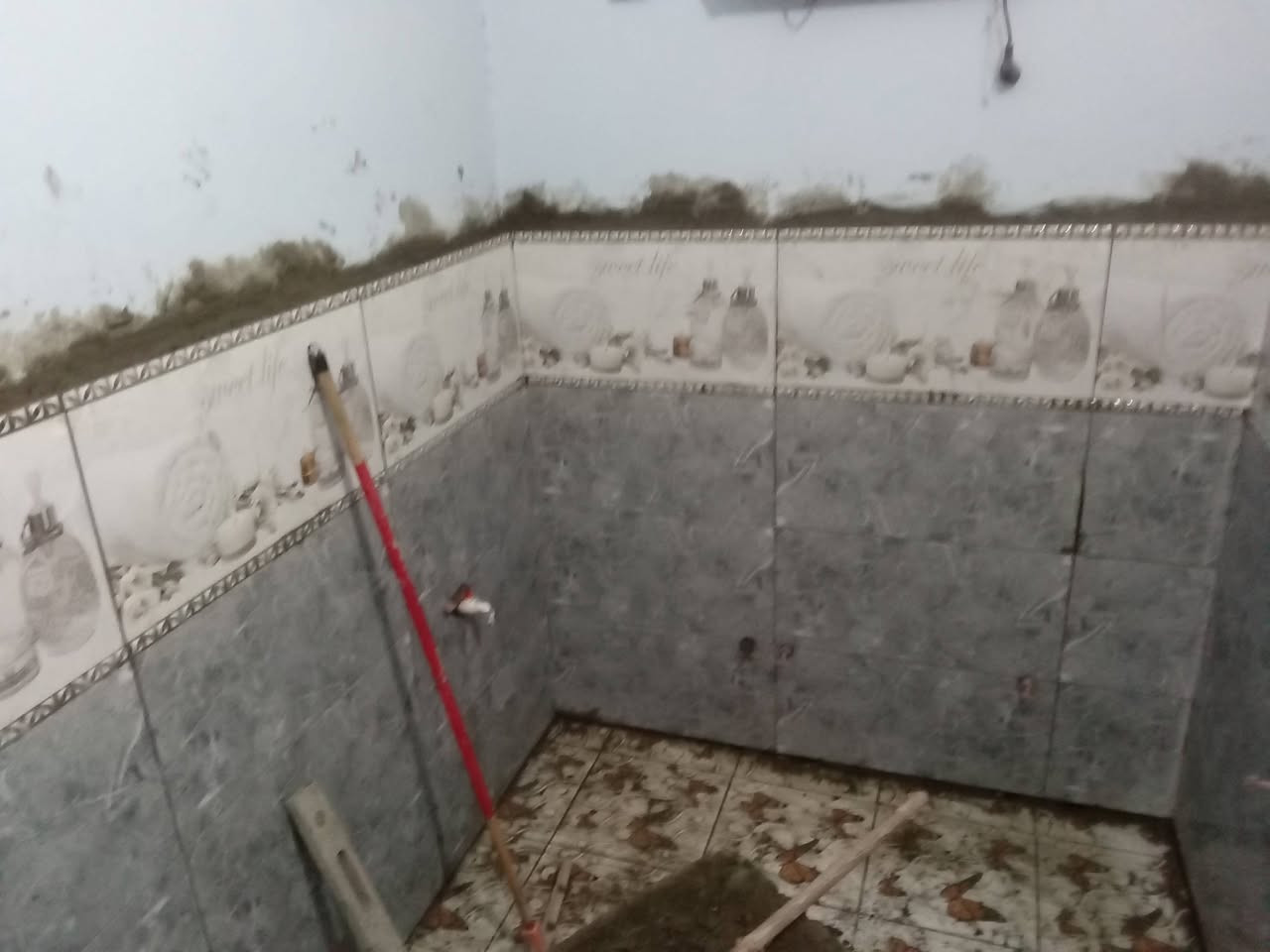 اسطة كافة ترميمات من لبخ وجص وبناء وصب ونجارة سقف صحيات ***********
