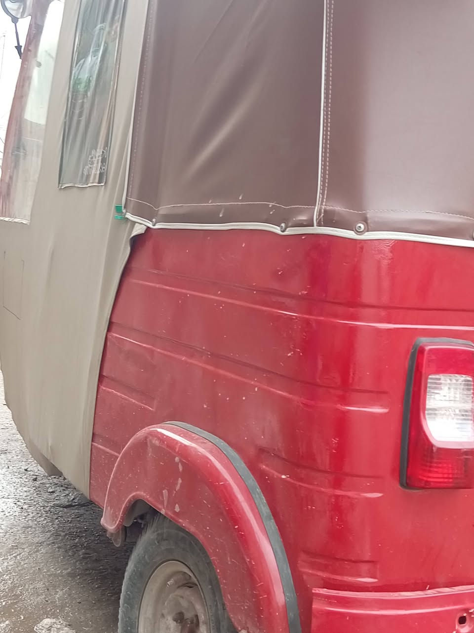 السلام عليكم رحمه الله بركاته شباب تكنك البيع موديل ١٧ شهر ١٢ محسوبه عل ١٨ تمام تكتك مصبوغة صبغ عام كله جديد مكينه كلجات كهربتبات كله جديد لا تبخير لا تنقص تكتك حلوه ولله تجي شوف بعينك تقنع بيك خير تدلل العنوان بغداد *********** السعر خاص متواجد  عل نت
