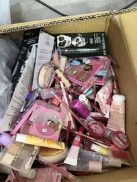 مكياج • توصيل مجاني