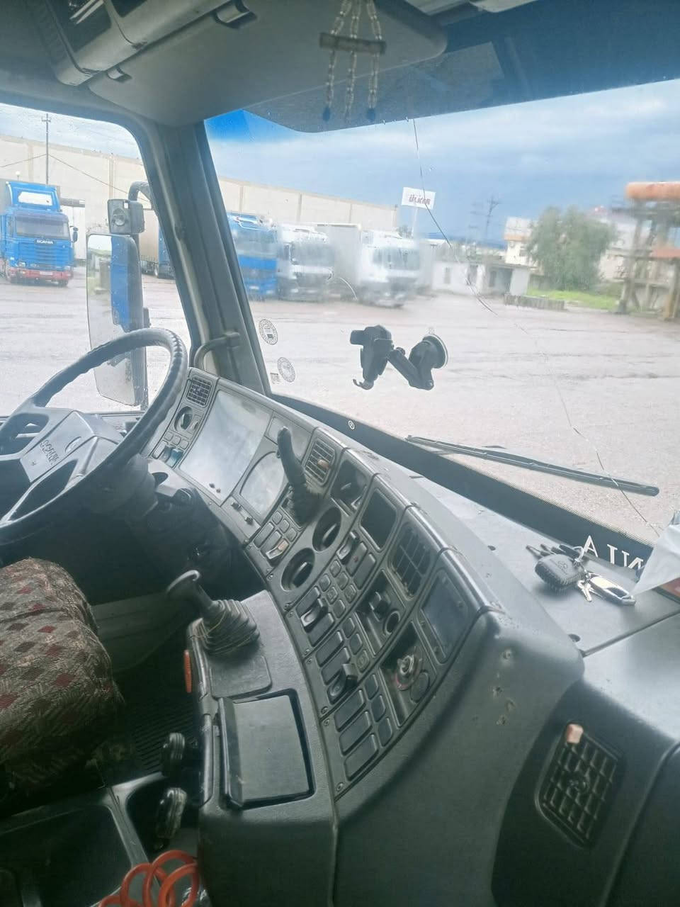 سلام عليكم لبيع سيار قاطر ومقطور سكانيا سقف ناصي 113 كير 3/3 انبيع شاصي /         ***********/***********

