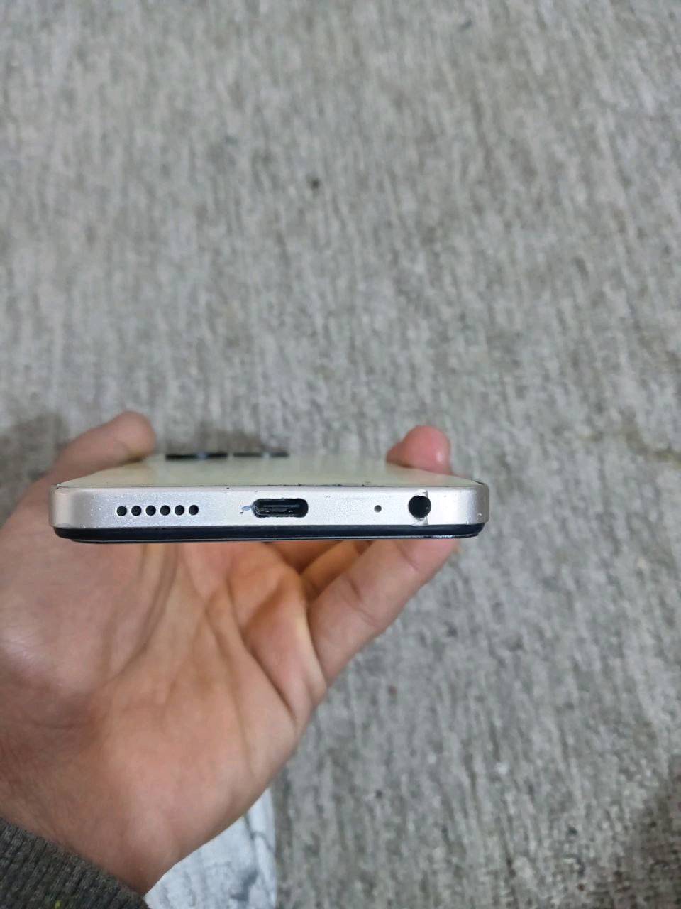  لان محتاج فلوس اريد ابيعه بهيج سعر الله شاهد جهاز يخبل 
أسمه الجهاز Infinix SMART 8 مكفول كفاله عامه 
فقط بي اشخوط بل اطراف الضهر مثل ما اموضح بصوره
ذاكره 128 عشوائيه 8 بطاريه5000الاف شاشه 90 هرتز بصمه جانبيه جهاز سلس وقوي الله شاهد مثل ما اموضح بلصور  مكاني بغداد ابو غريب شراي تعال خاص واني بلخدمه