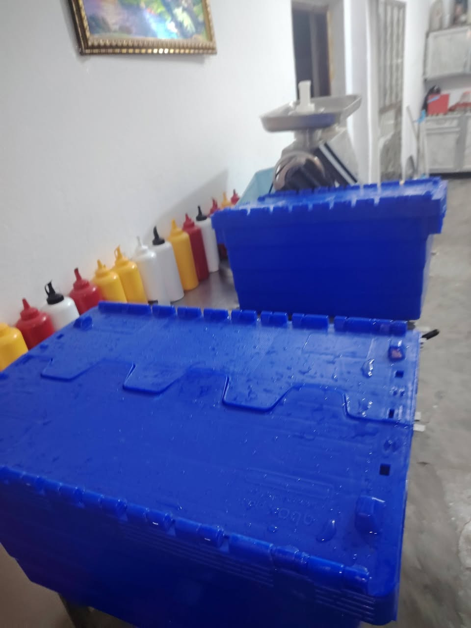 شياش عدد 200شيش +بلاكات عدد 5بصفي ويهن كاملات +مفرغه +مغسل البيع شراي يتصل ***********+صناديق صمون جدد
