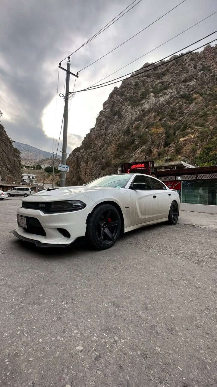 چارجر هيمي. 2018.  5700RT
سوبر تراك باك 
دكمه سبورت   ودكمه سوبر تراك
سياره كلش نضيفه 
السيارة فول ما عدا الرادار و الخزن ميموري 
بلكات ريسنك الاصلي
فتحه سقف 
دبات موبر. صوت بلاد نغمه تخبل 
قماره مغلفه نانو اسود 
نانو دعاميه ولايتً
 السيارة جاهزة اي نقص ما بيها 
مكانها بصره 
حادث السيارة فقط باب خلفي عكس سائق.  موضح بل صور ما طاك ايرباك بيه 
و مواصفات ال rt معروفة  
عدسات اوزوم اخر اصدار
لد لايت متغير 
سياره مبرمجه يم ايكل البطل ومسويله تفريغ 
السيارة بسمي رقم بغداد  مشروع وطني شوكت متريد احولها باسمك
*********** متواجد واتساب
