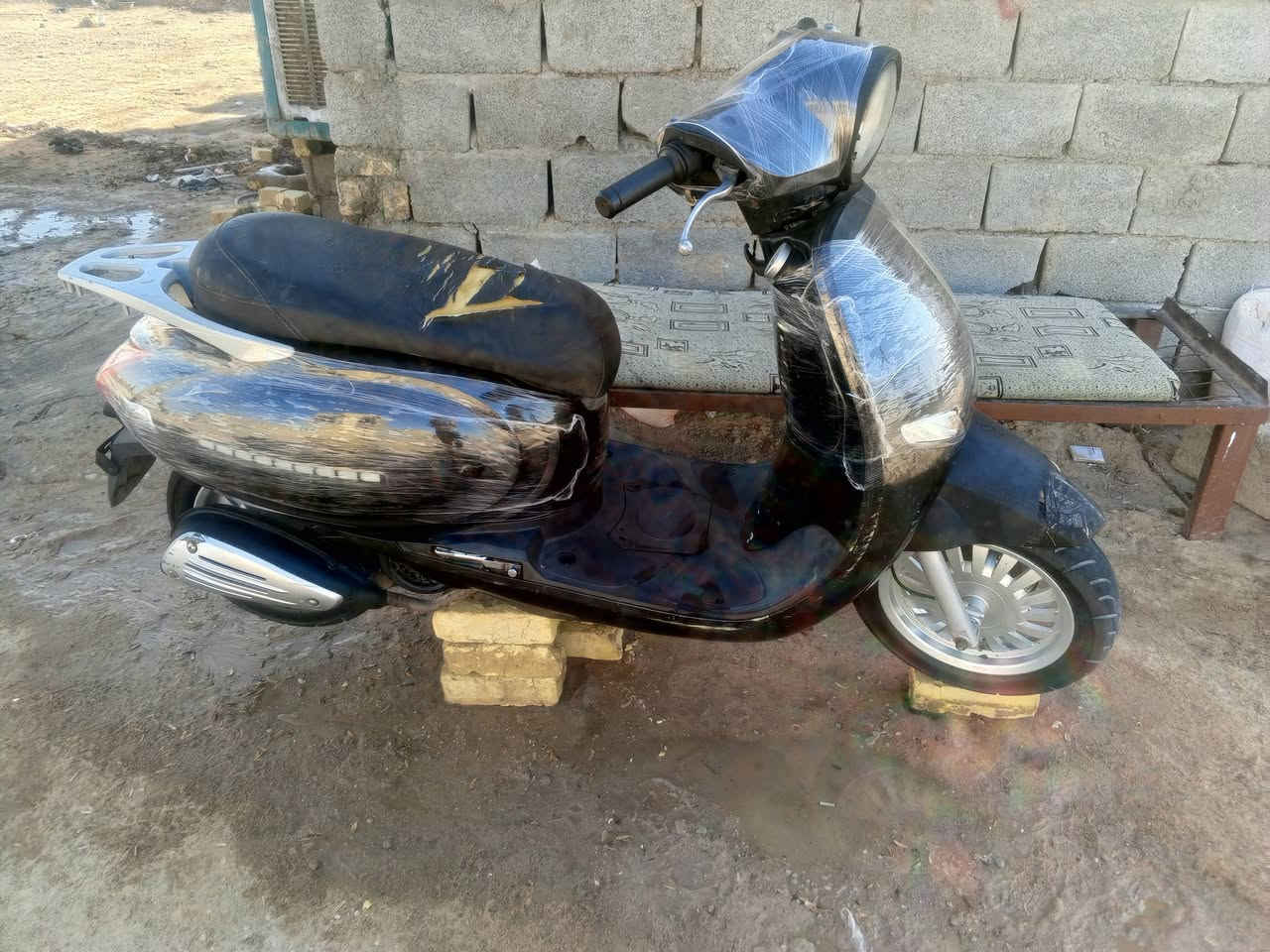 دراجه للبيع كلها شغاله سيف محرك مفتوح معده بس والفات تخم تاير الدراجه دراجه يتصل علي على*********** مكاني واسط بالوافدين على طريق الدجيلي يم الملعب

